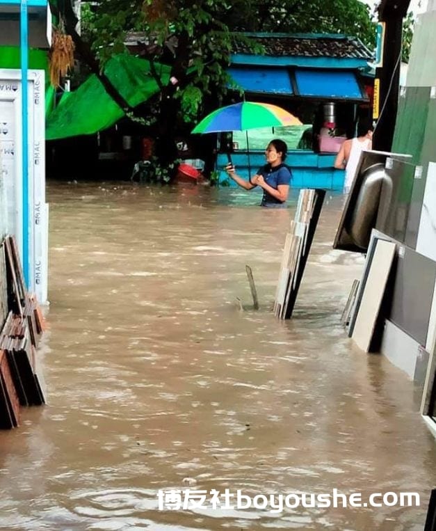 缅甸仰光遭暴雨袭击,多地道路被淹,部分地区水深淹及腰部