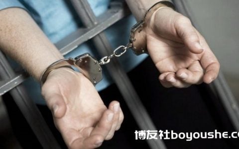 不满邻居车停住家旁　精神失常男砸车镜被捕