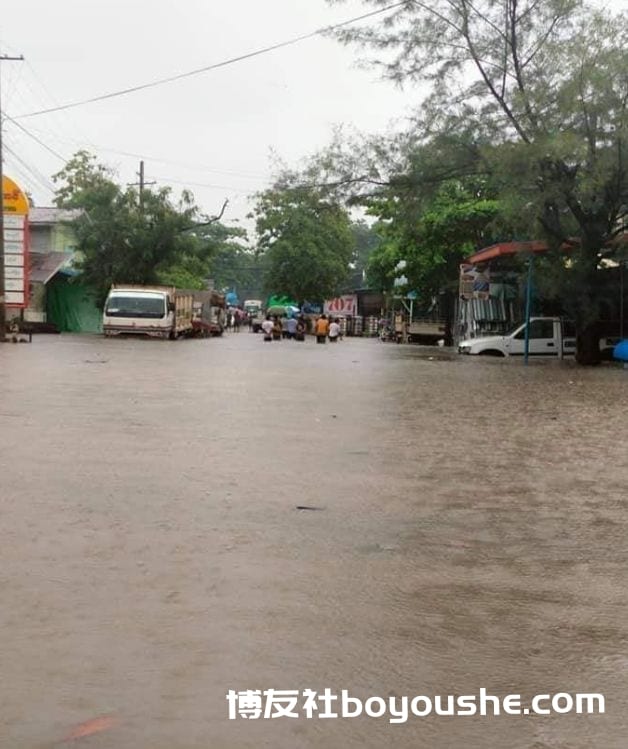 缅甸仰光遭暴雨袭击,多地道路被淹,部分地区水深淹及腰部