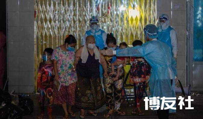 金边一家老少接受核酸检测采样